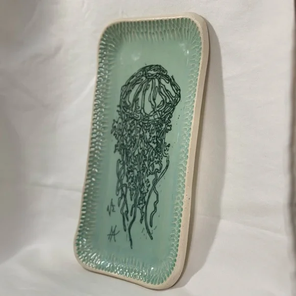 Studio pottery trinket tray. Green glaze with hand painted Jellyfish design. - Picture 3 of 14